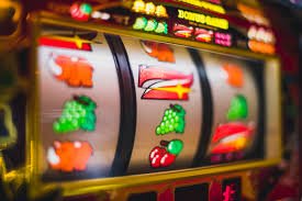 iwbet link APP တွင် live casino နှင့် slots ဂိမ်းများ ပြသနေသော မိုဘိုင်း screen